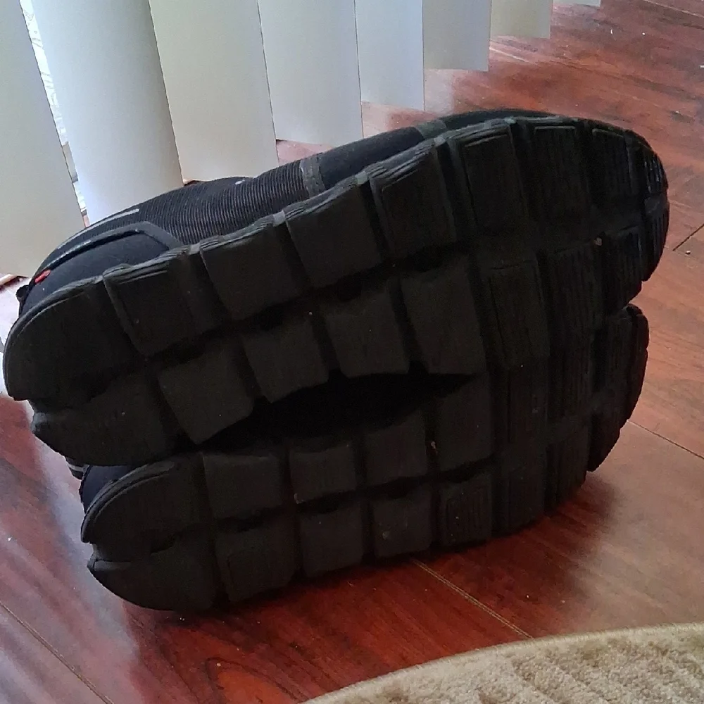 On Running Men's Black Athletic Shoes - Picture 4 of 4